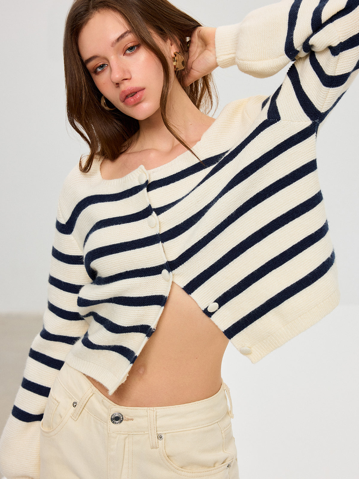 Gestreifte Strickjacke mit eckigem Ausschnitt und Laternenärmeln