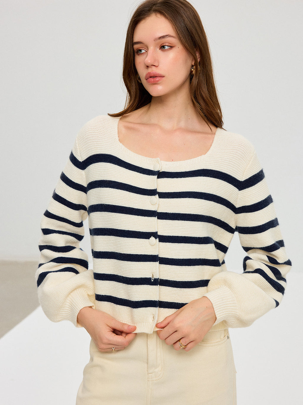 Gestreifte Strickjacke mit eckigem Ausschnitt und Laternenärmeln