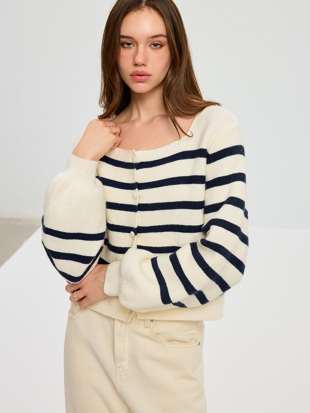 Gestreifte Strickjacke mit eckigem Ausschnitt und Laternenärmeln