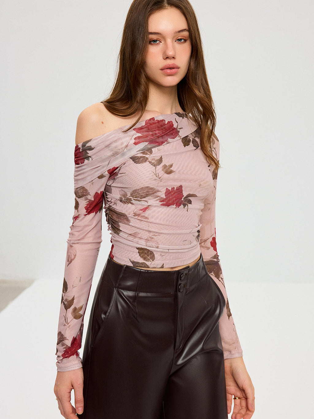 T-shirt en maille à imprimé floral et épaules dénudées