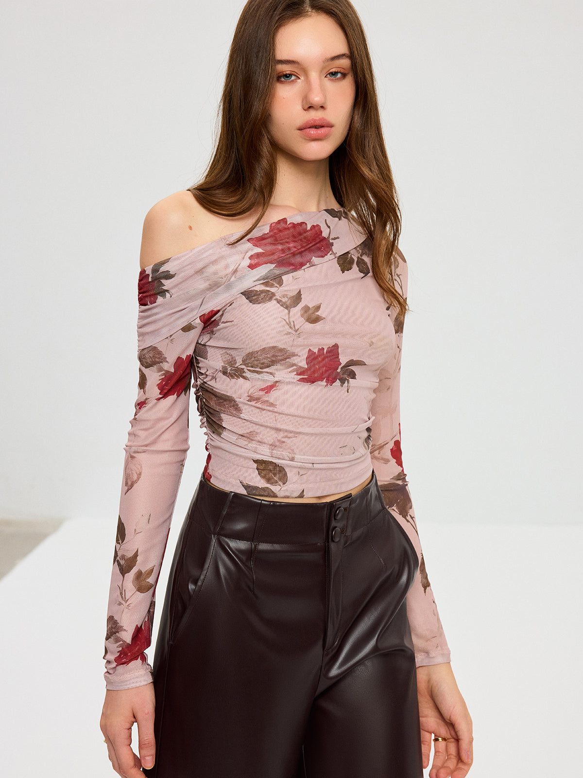 T-shirt en maille à imprimé floral et épaules dénudées 