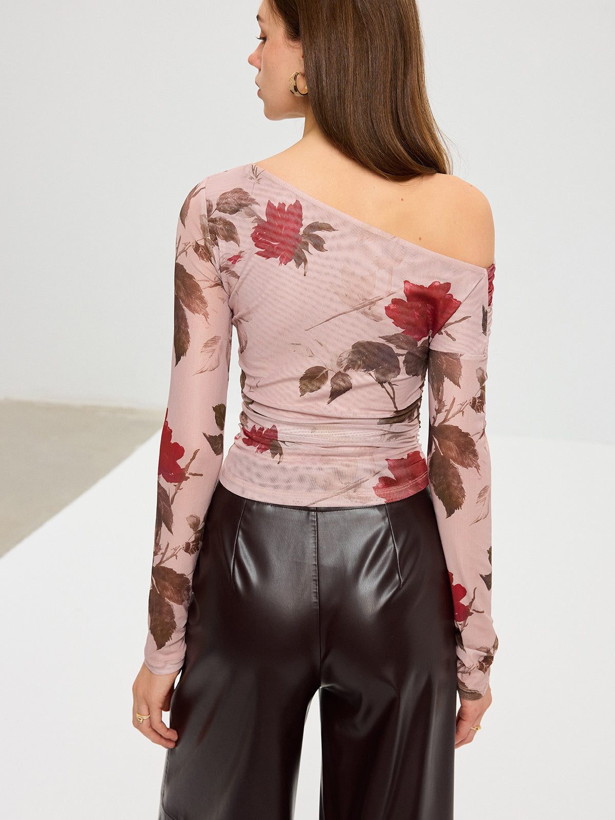 T-shirt en maille à imprimé floral et épaules dénudées 