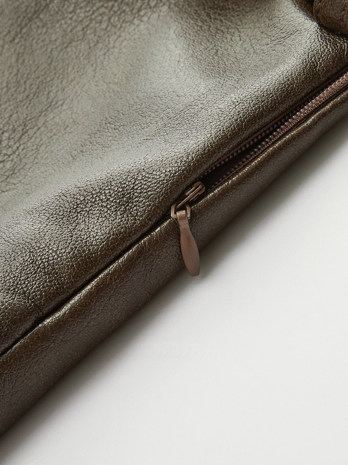 Minirock aus Kunstleder mit Metallschnalle 