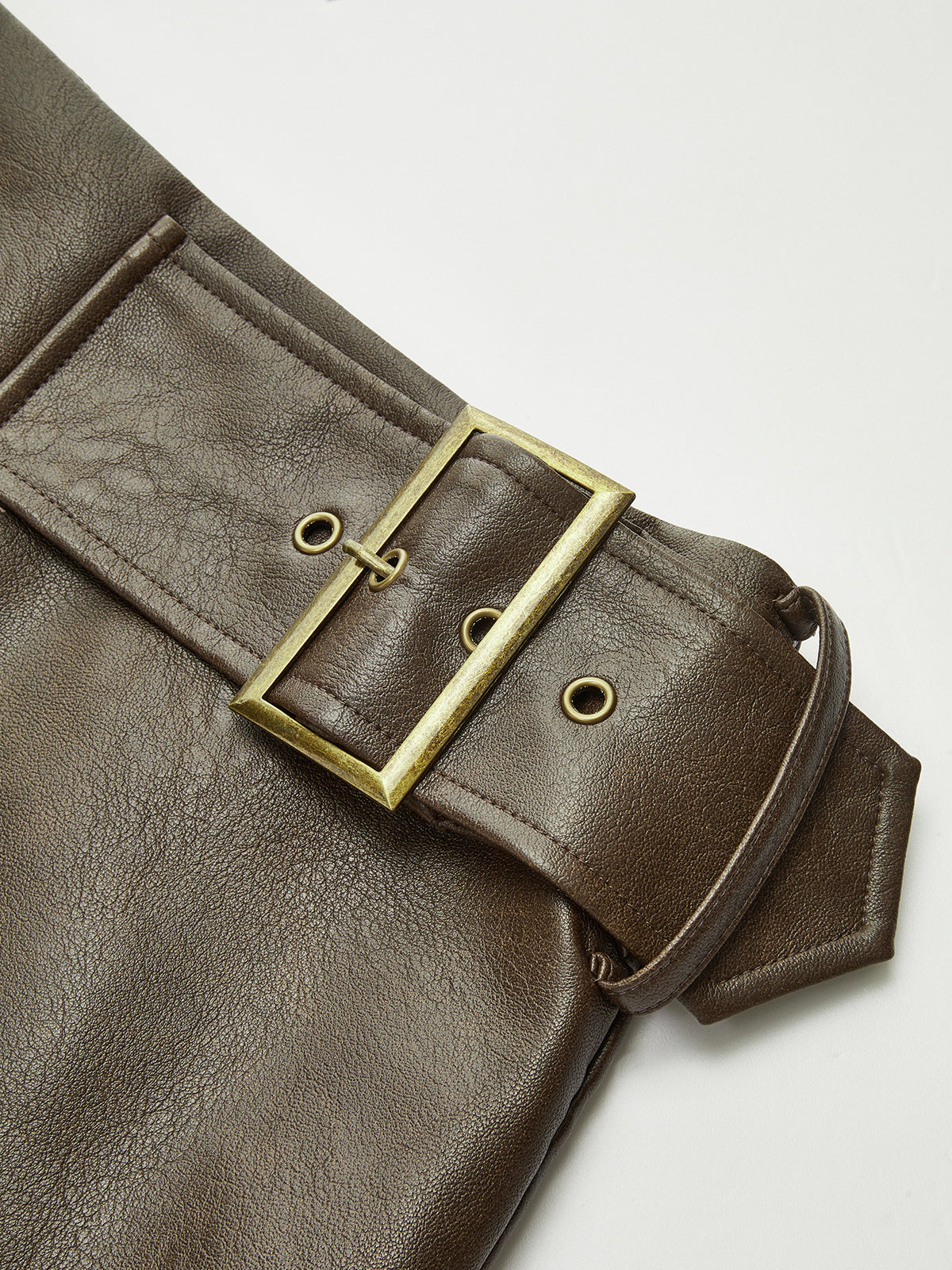 Minirock aus Kunstleder mit Metallschnalle 