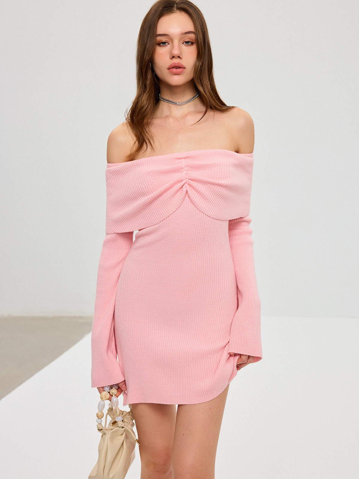 Mini-robe en mélange de laine à manches cloches et épaules dénudées