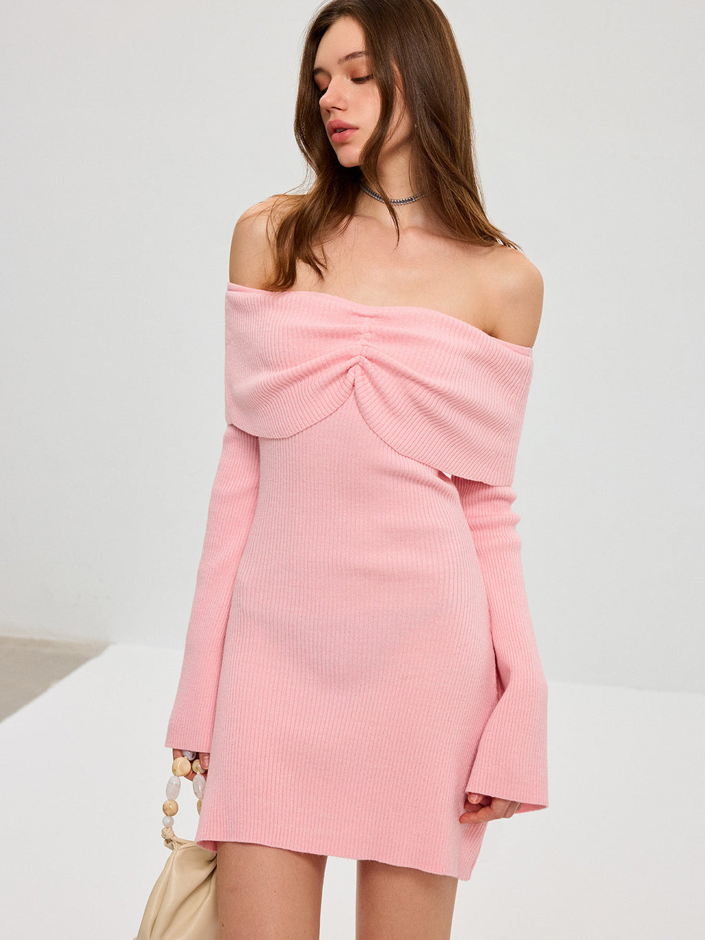 Mini-robe en mélange de laine à manches cloches et épaules dénudées