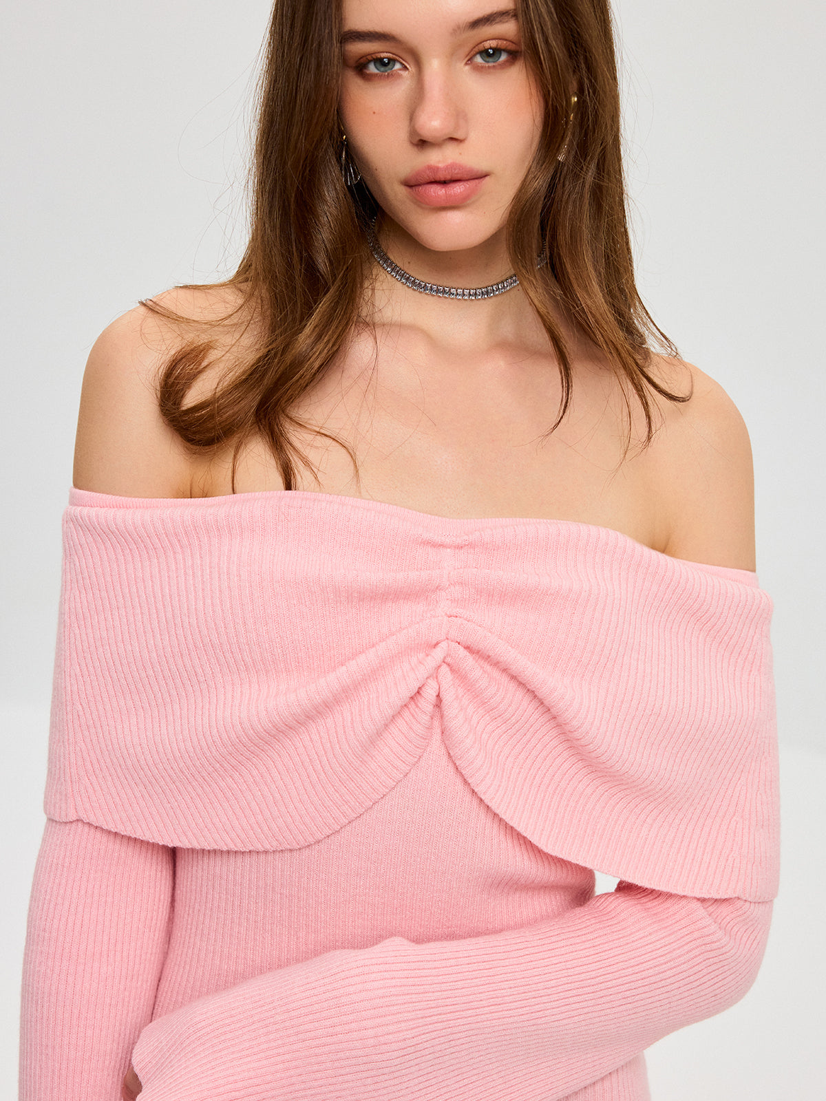 Mini-robe en mélange de laine à manches cloches et épaules dénudées