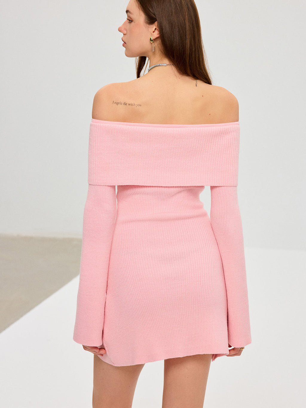 Mini-robe en mélange de laine à manches cloches et épaules dénudées