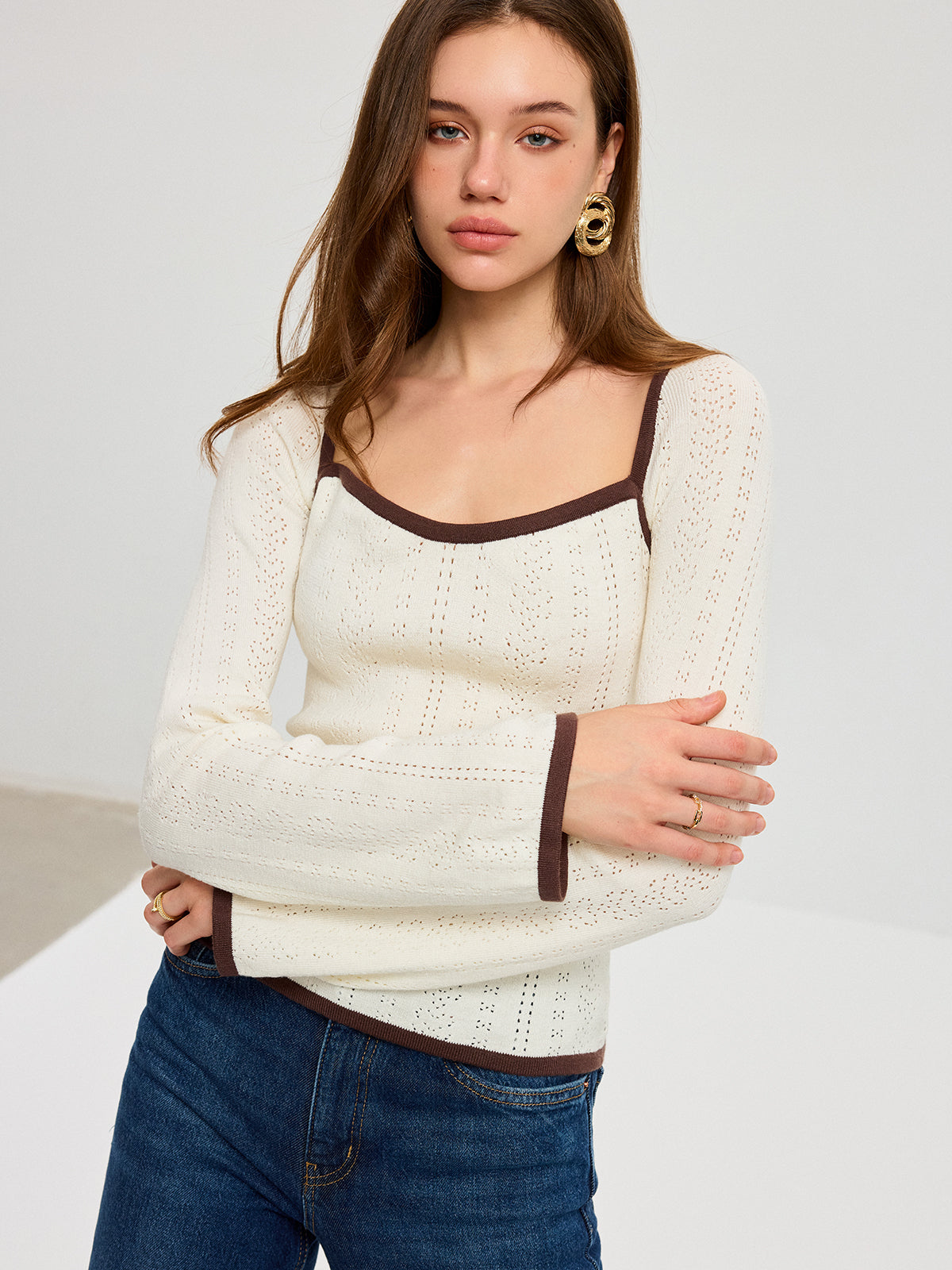 Pullover mit quadratischem Ausschnitt und Kontrastbesatz mit Ösenstickerei