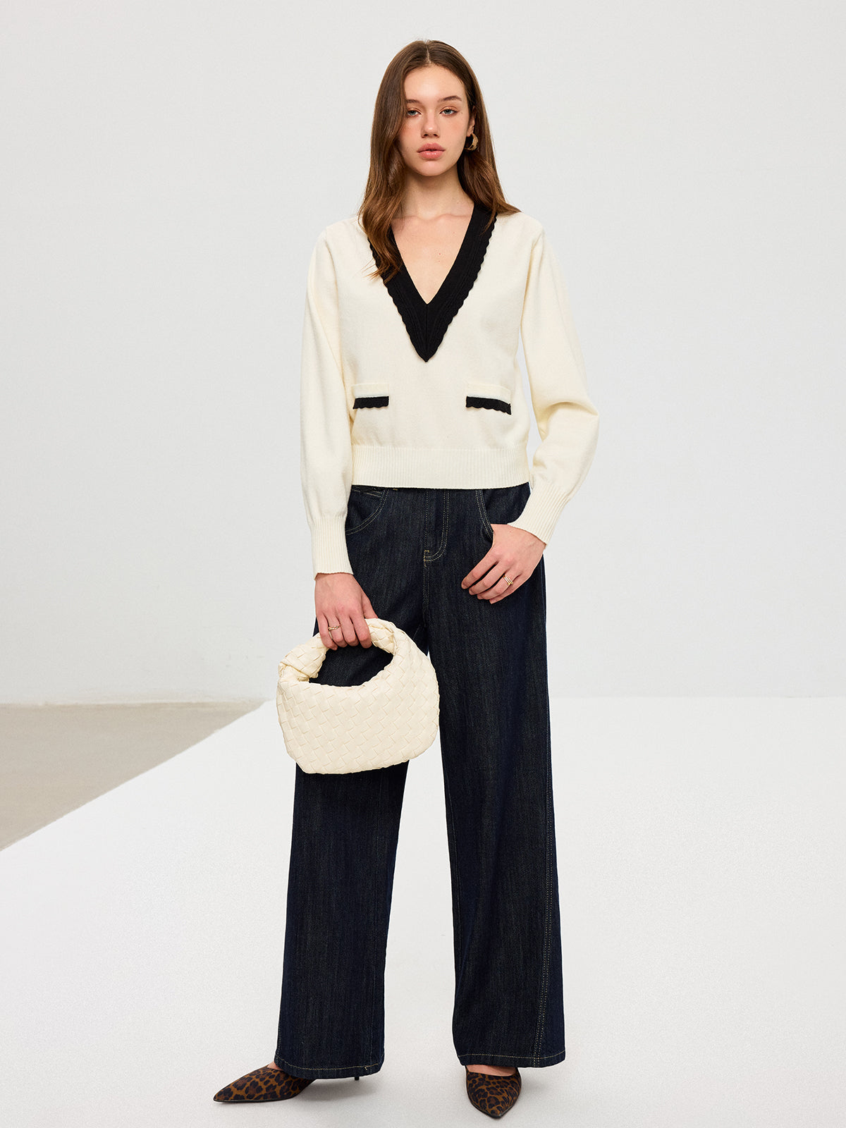 Contrast V-Neck Knit Top