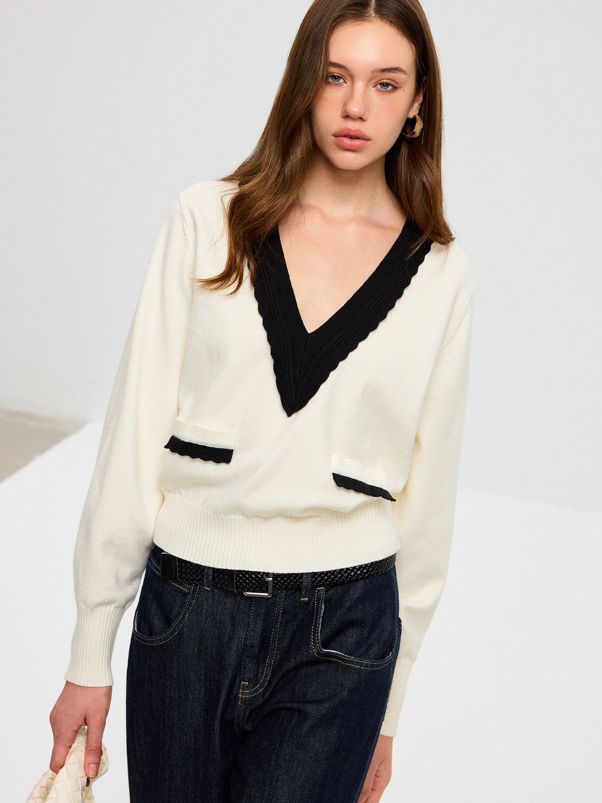 Contrast V-Neck Knit Top