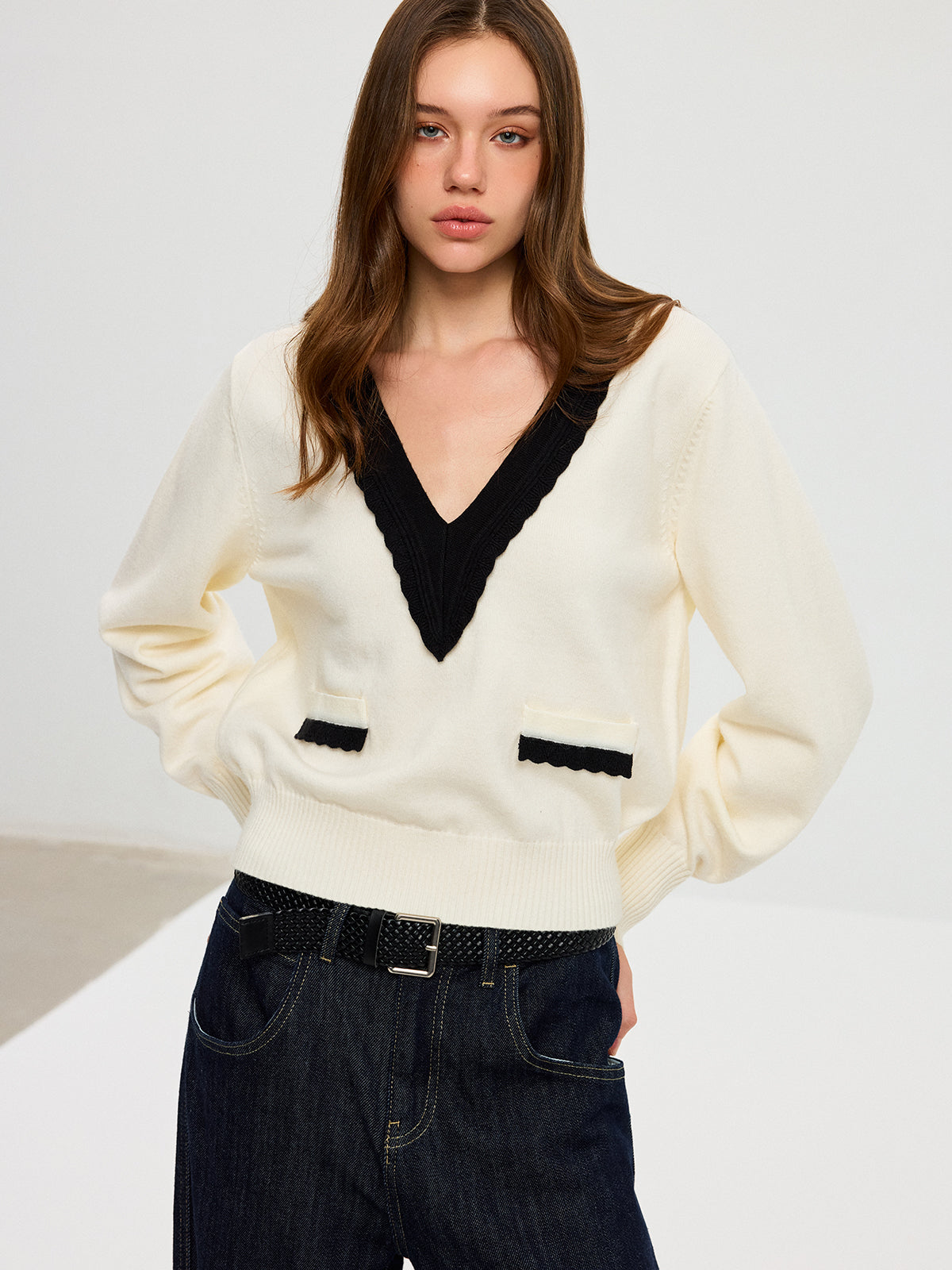 Contrast V-Neck Knit Top