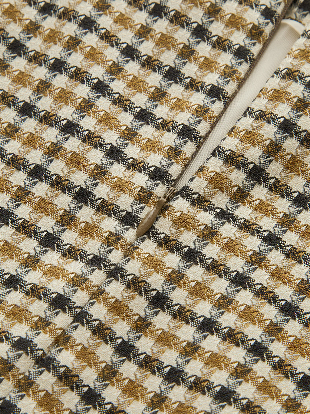 Mini-jupe à carreaux avec détails métalliques