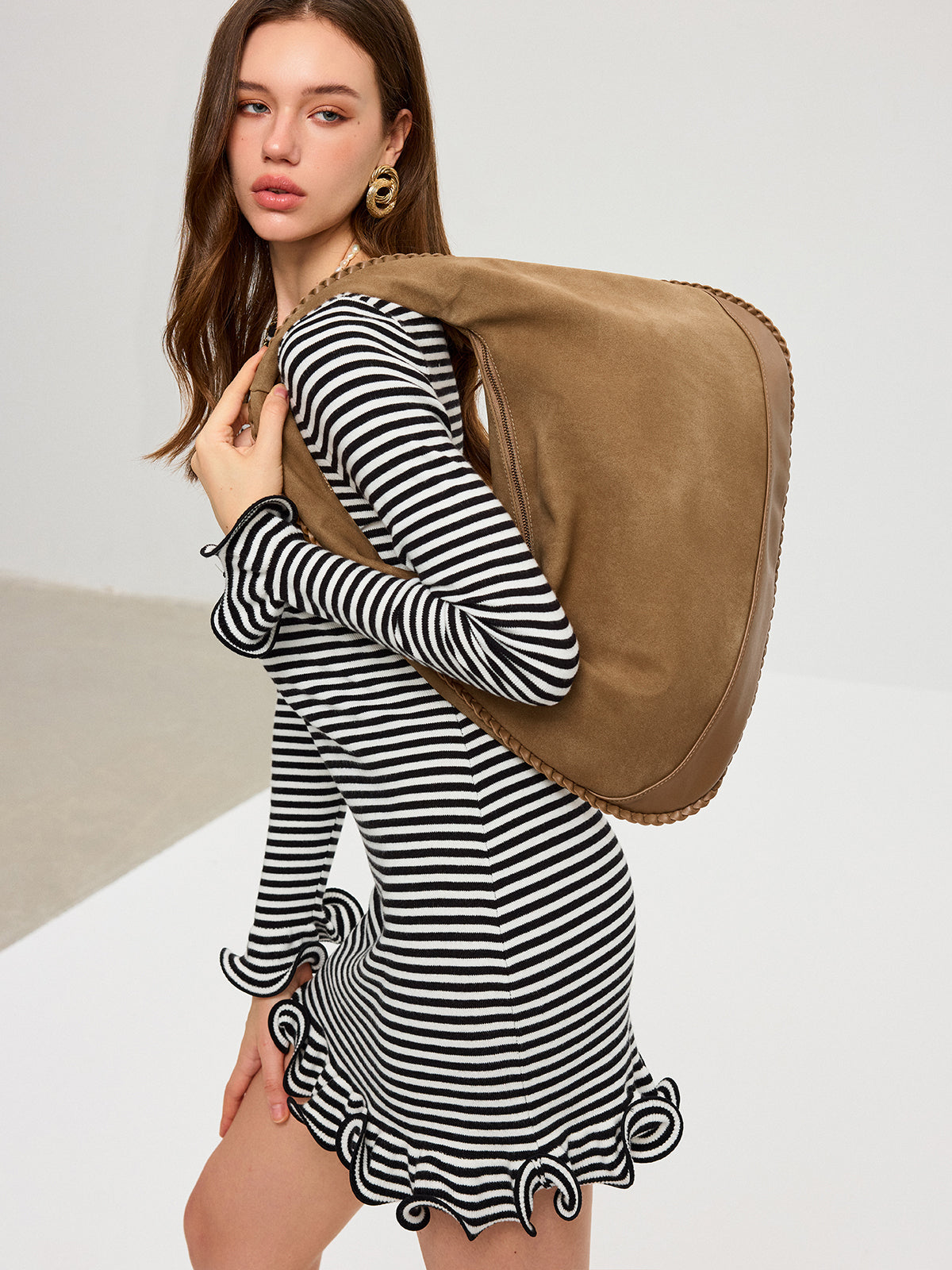 Sac hobo en daim à bordure tressée 