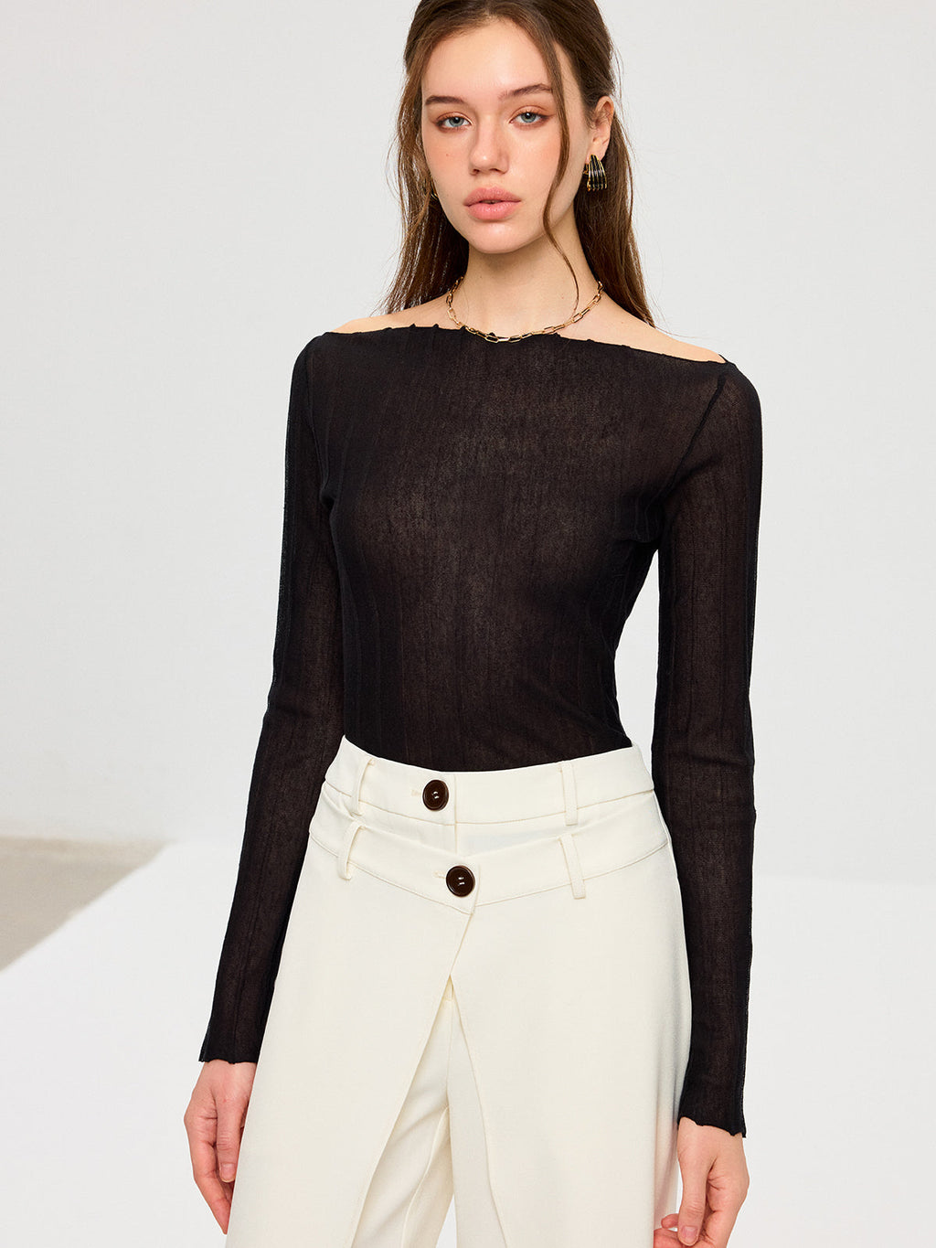 Off-Shoulder Oberteil aus transparentem Strick