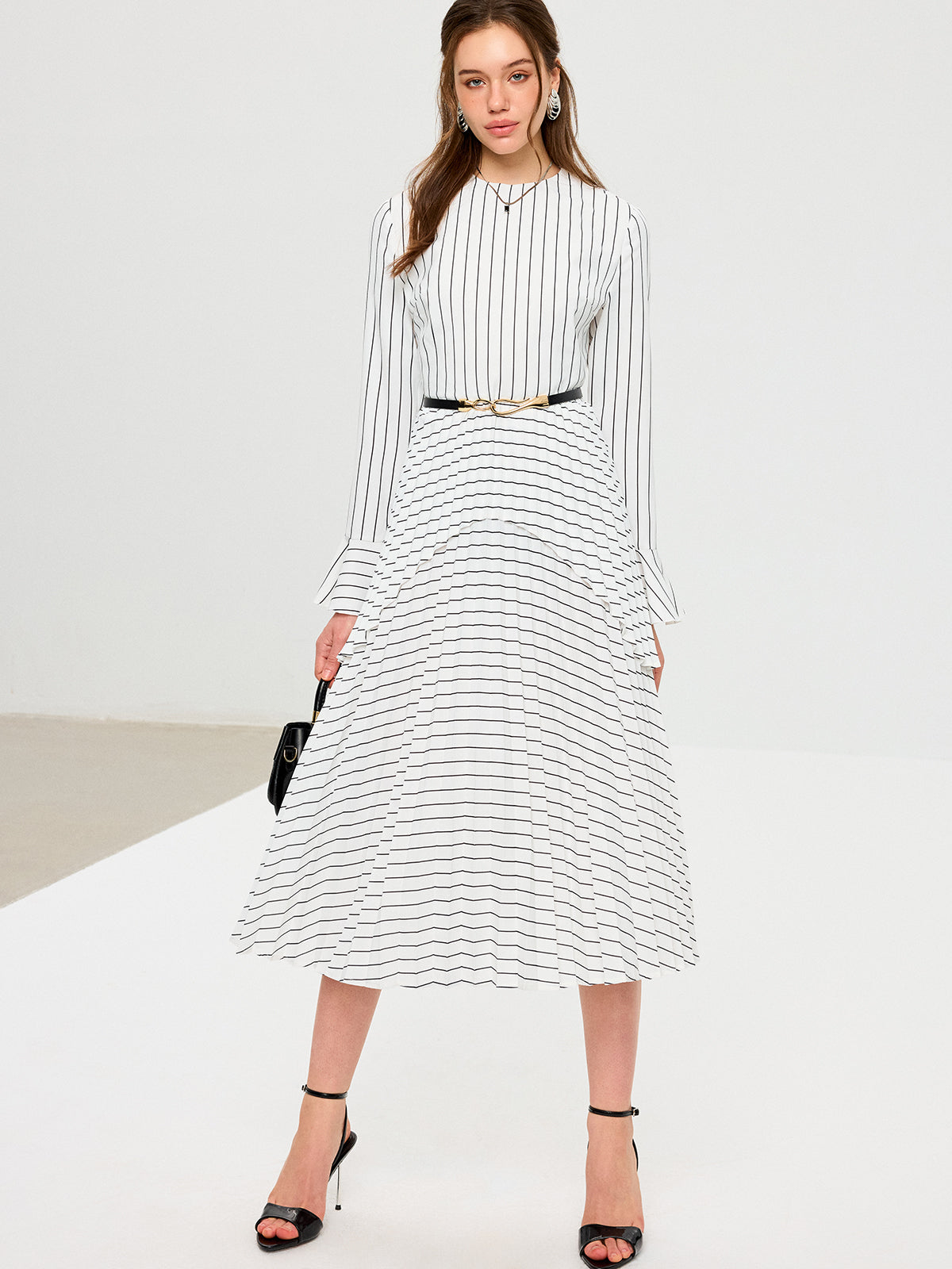 Gestreiftes Midi-Kleid mit langen Ärmeln und Gürtel
