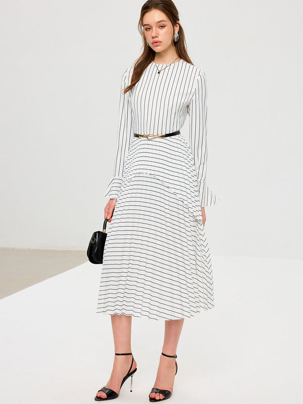 Gestreiftes Midi-Kleid mit langen Ärmeln und Gürtel