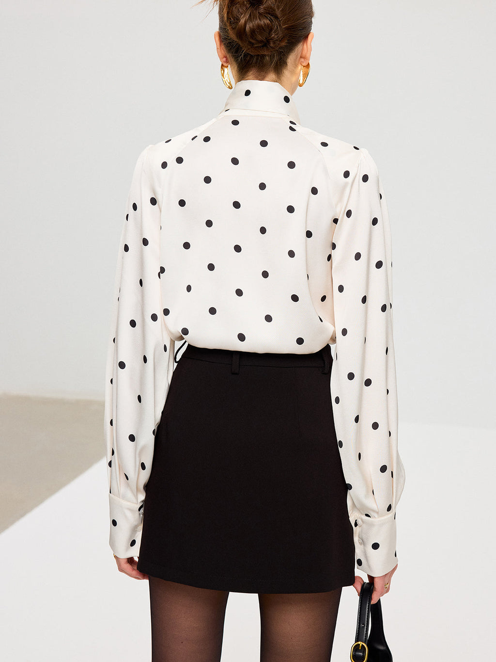 Satinhemd mit Polka-Dot-Muster und Bindekragen