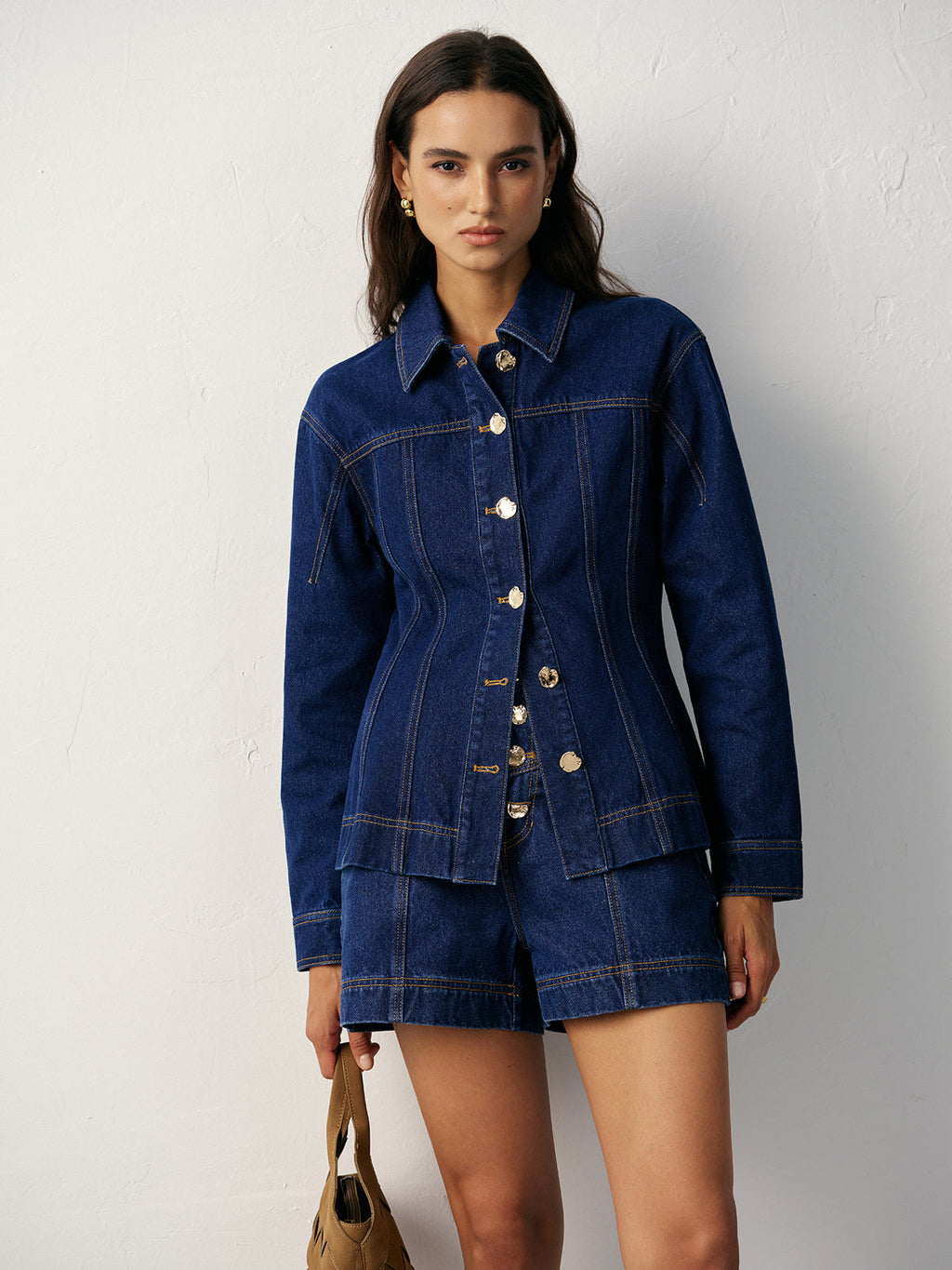 Taillierte Jeansjacke mit Metallknöpfen