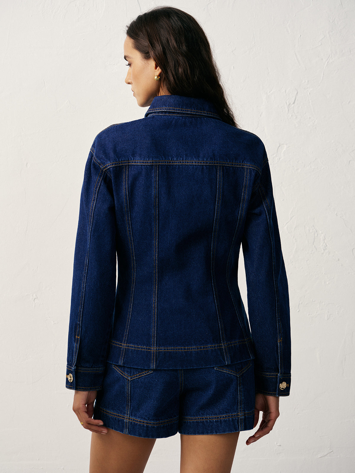 veste en jean à taille cintrée et boutons métalliques 