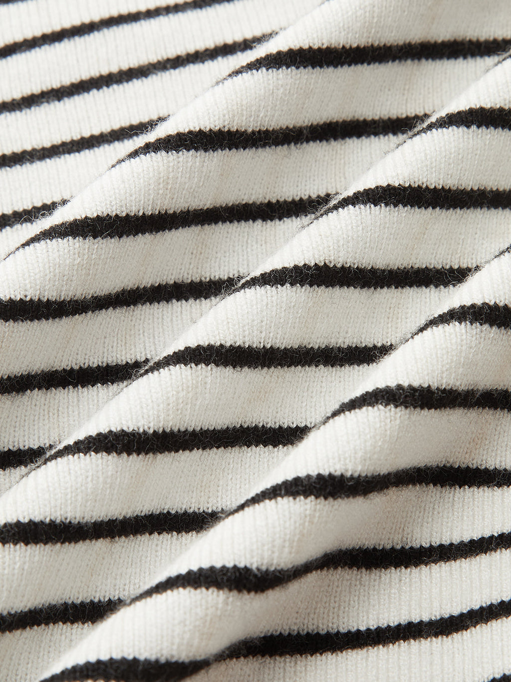 Gestreiftes Oberteil mit asymmetrischem Halsausschnitt und Schlitz