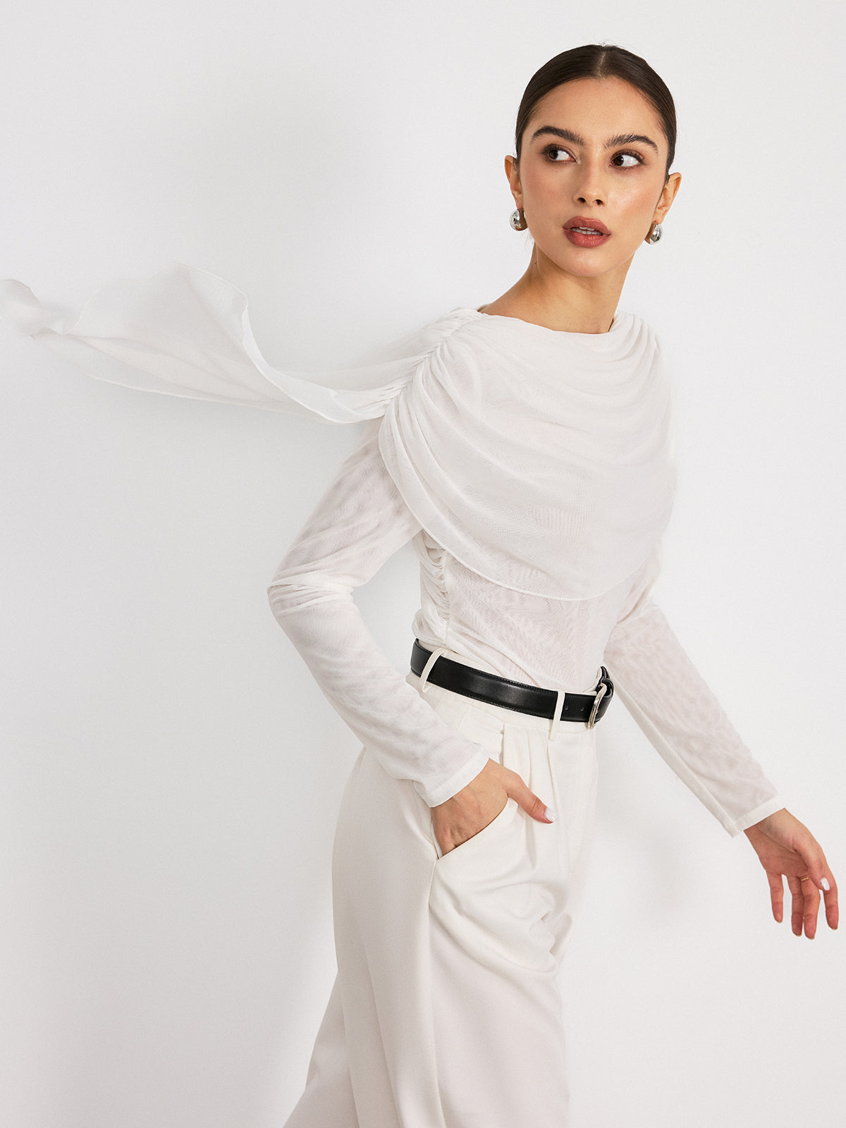 Chemisier drapé à manches longues en maille. 