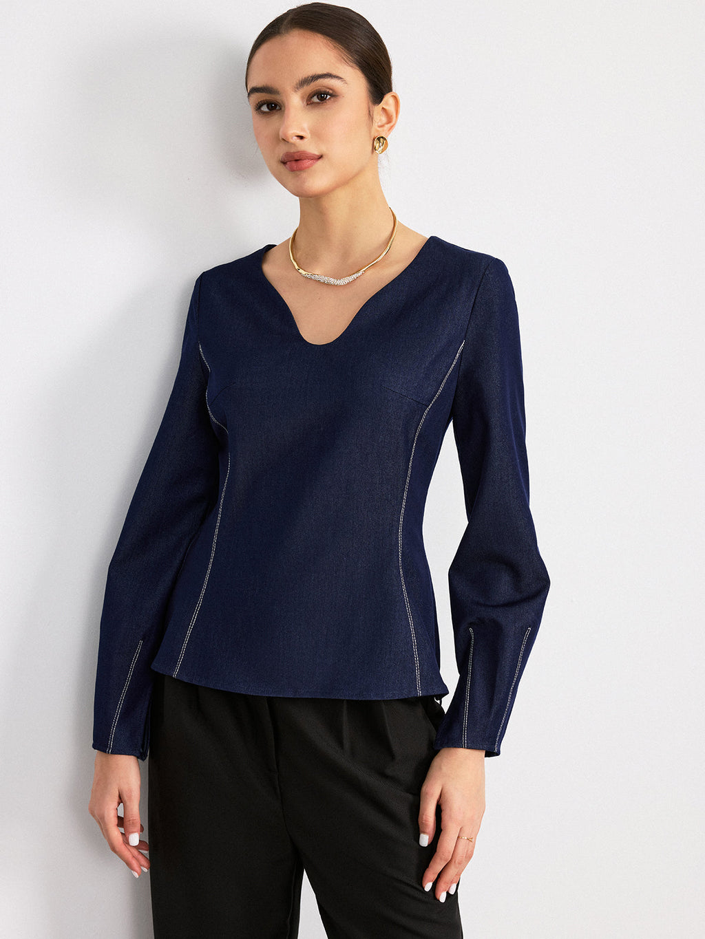 Bluse mit V-Ausschnitt und Kontrastnähten