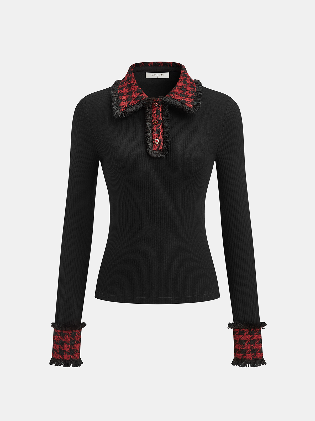 Geripptes Stricktop mit kariertem Kontrastkragen