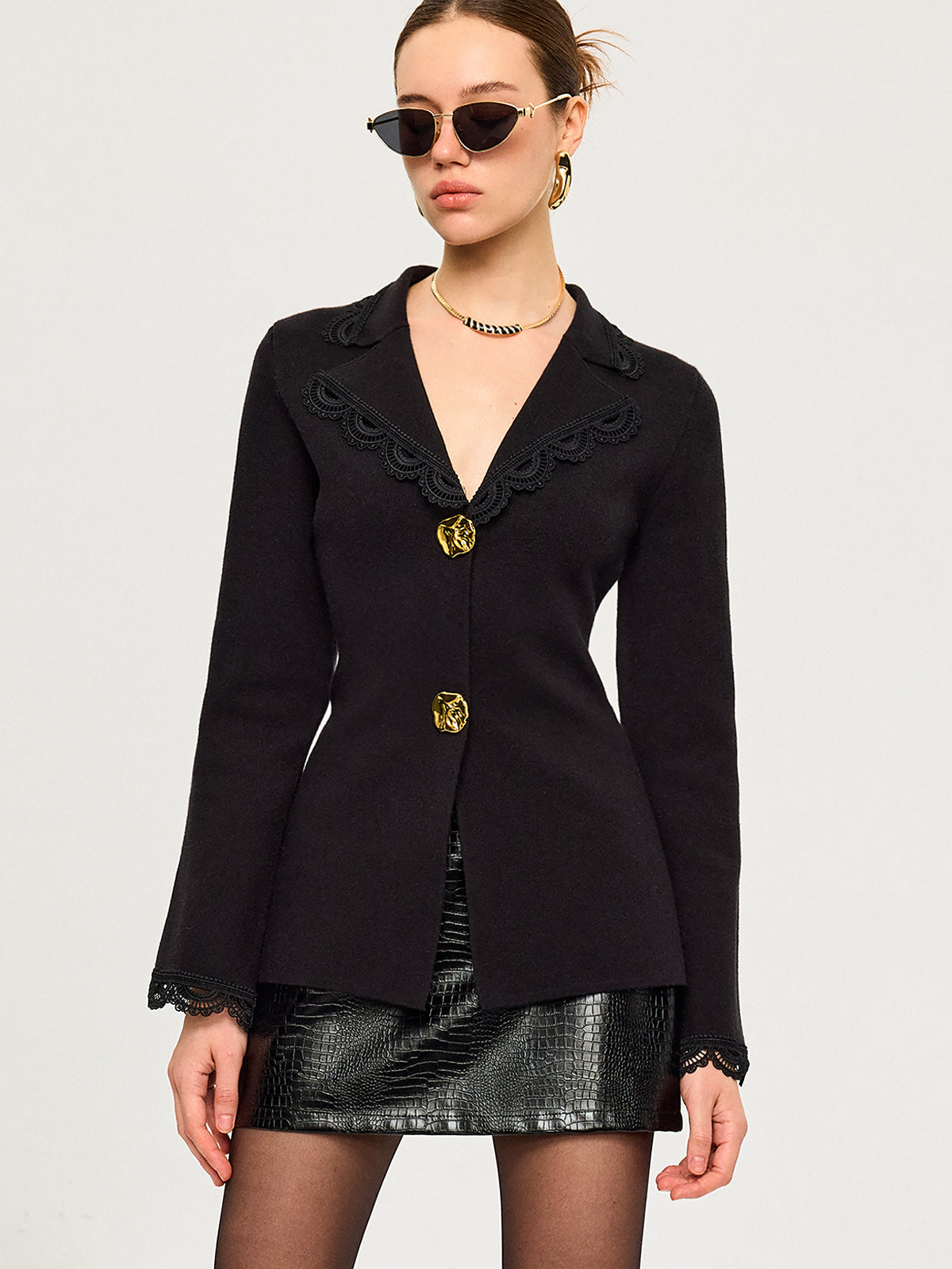 Cardigan en laine mélangée avec dentelle et boutons métalliques