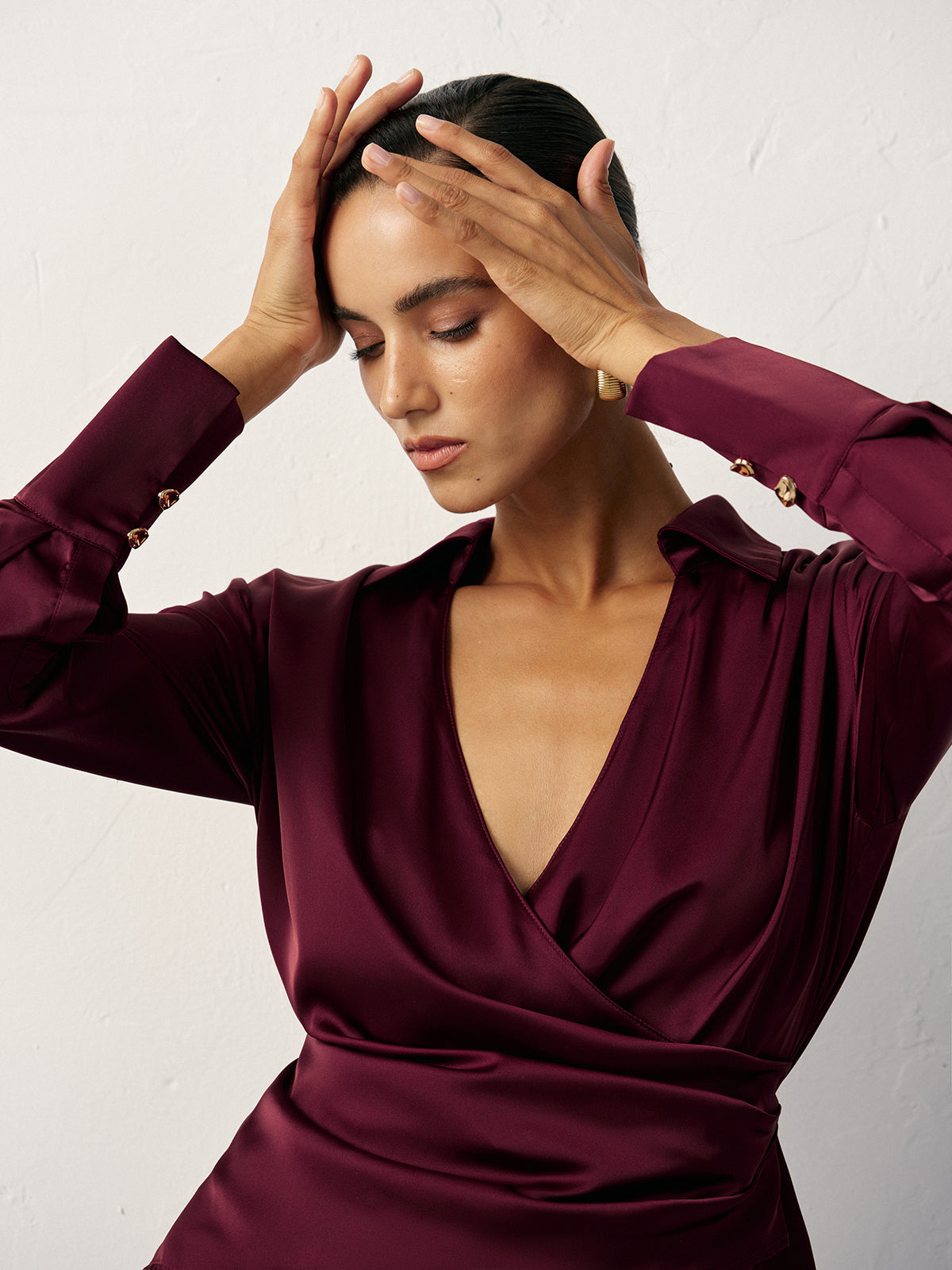 Chemise en satin à col cache-cœur en V 