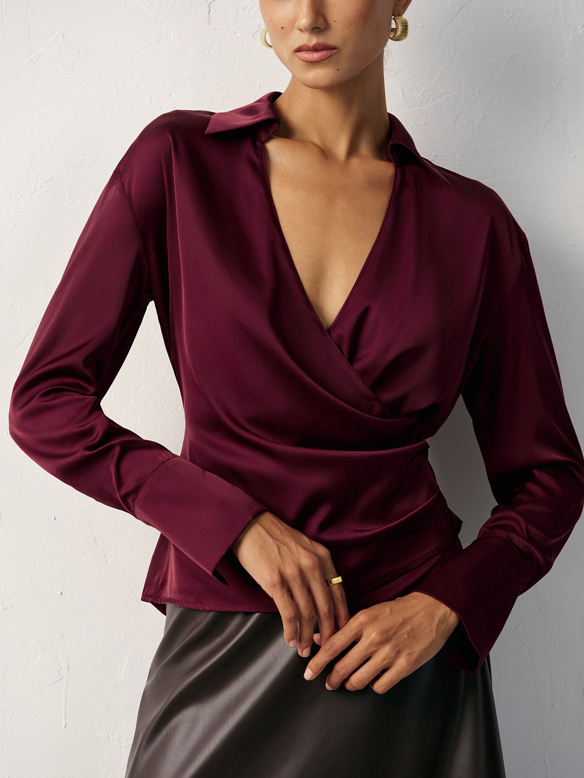 Chemise en satin à col cache-cœur en V 