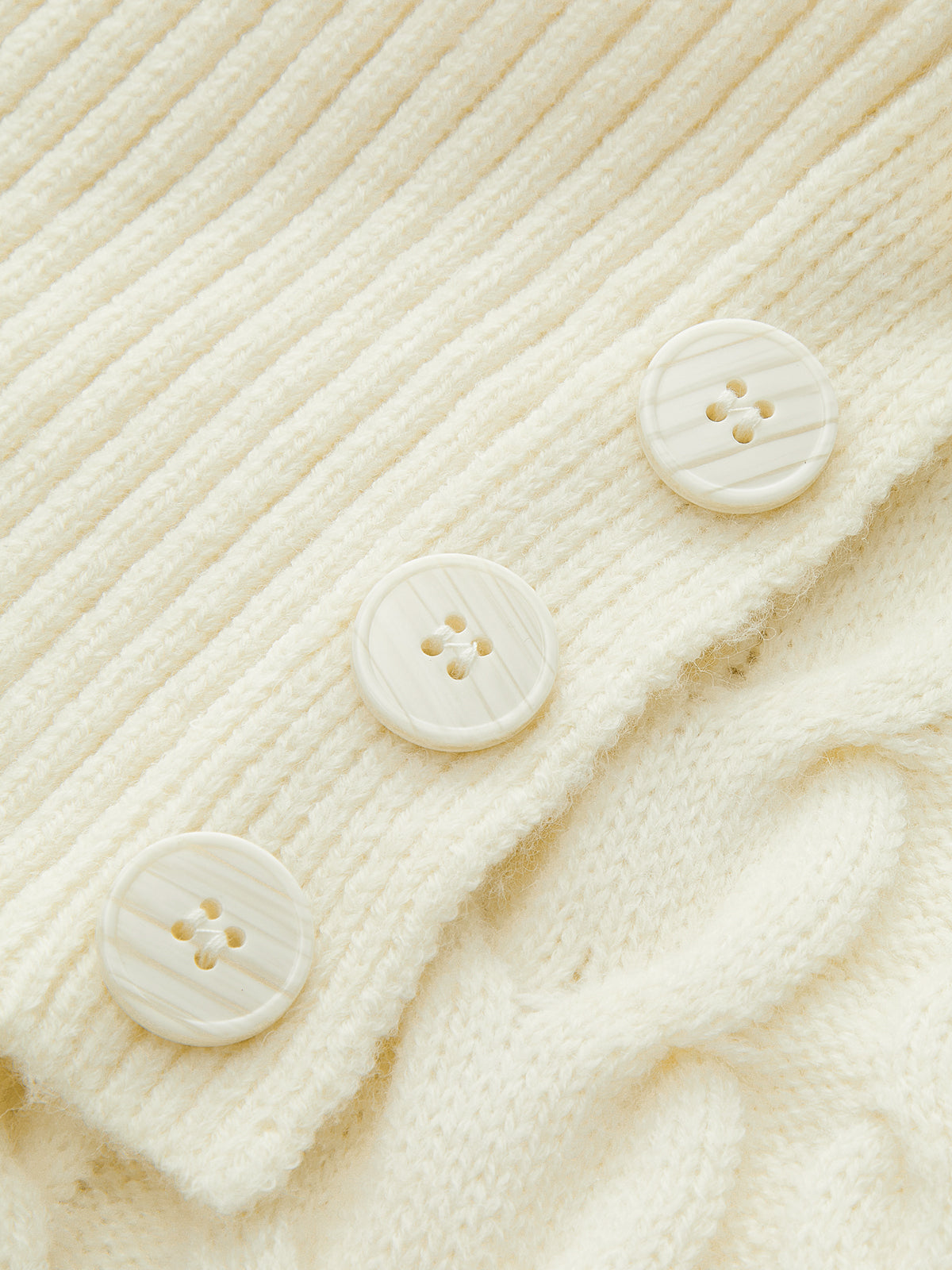 Pull en maille torsadée à col asymétrique 