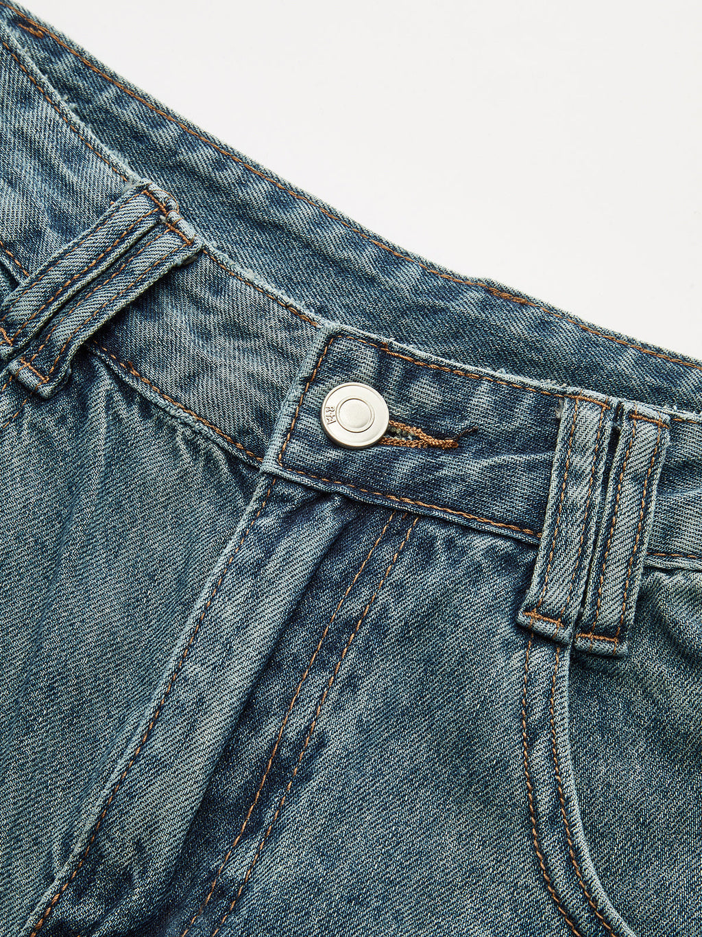 High-Waisted Jeans mit ausgefranstem Saum und Paneel-Design