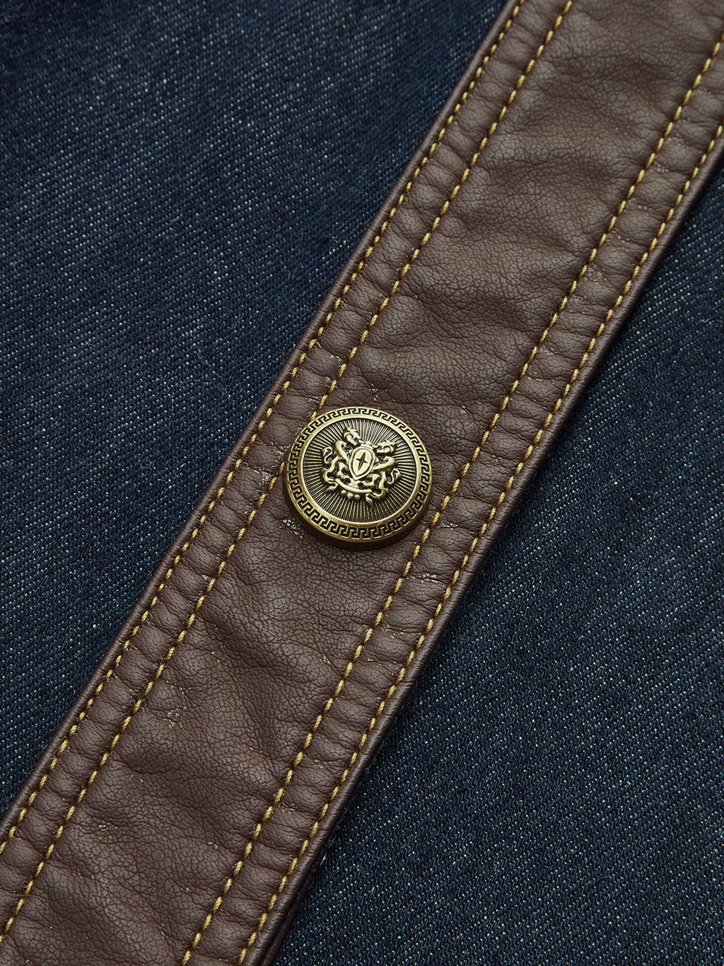 Robe courte sans manches en jean à finitions contrastantes