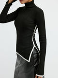 Rollkragenpullover aus Wollmischung mit Kontrastbesatz und Schlitz