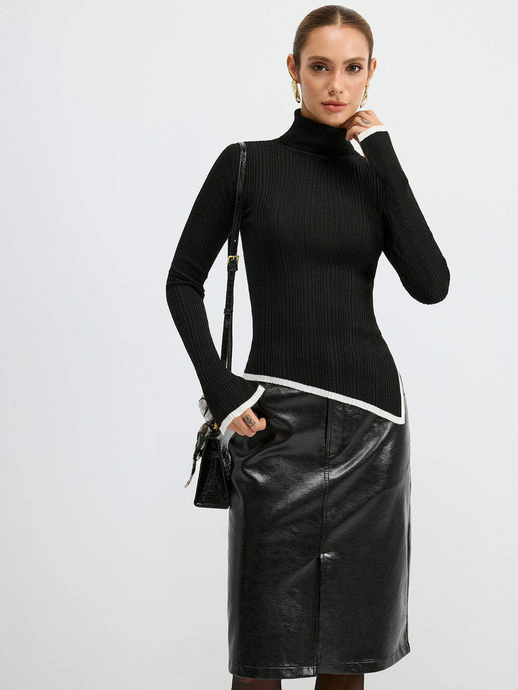 Rollkragenpullover aus Wollmischung mit Kontrastbesatz und Schlitz