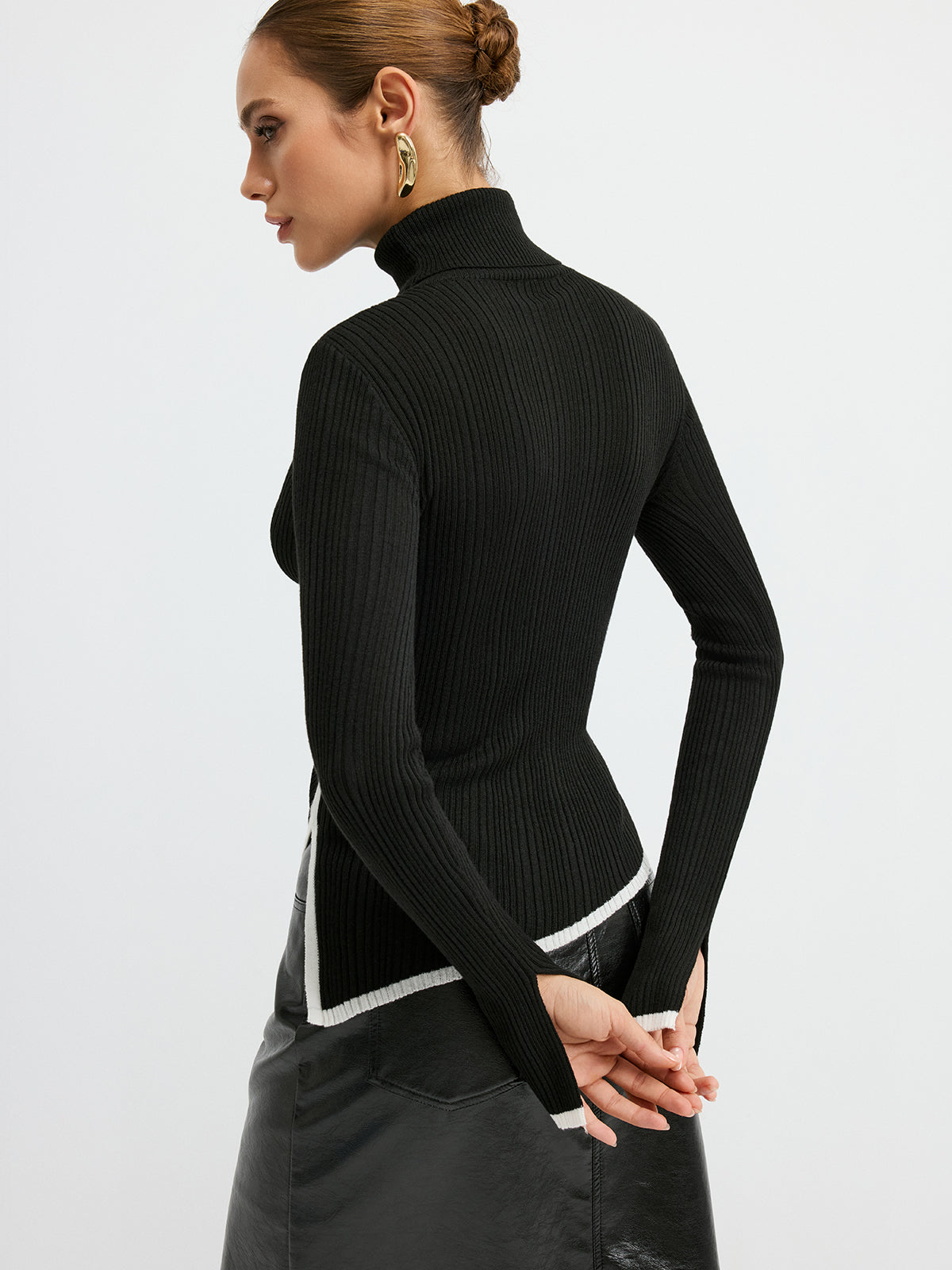 Rollkragenpullover aus Wollmischung mit Kontrastbesatz und Schlitz