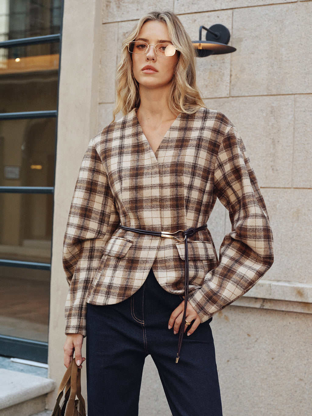 Manteau en tweed à carreaux ceinturé