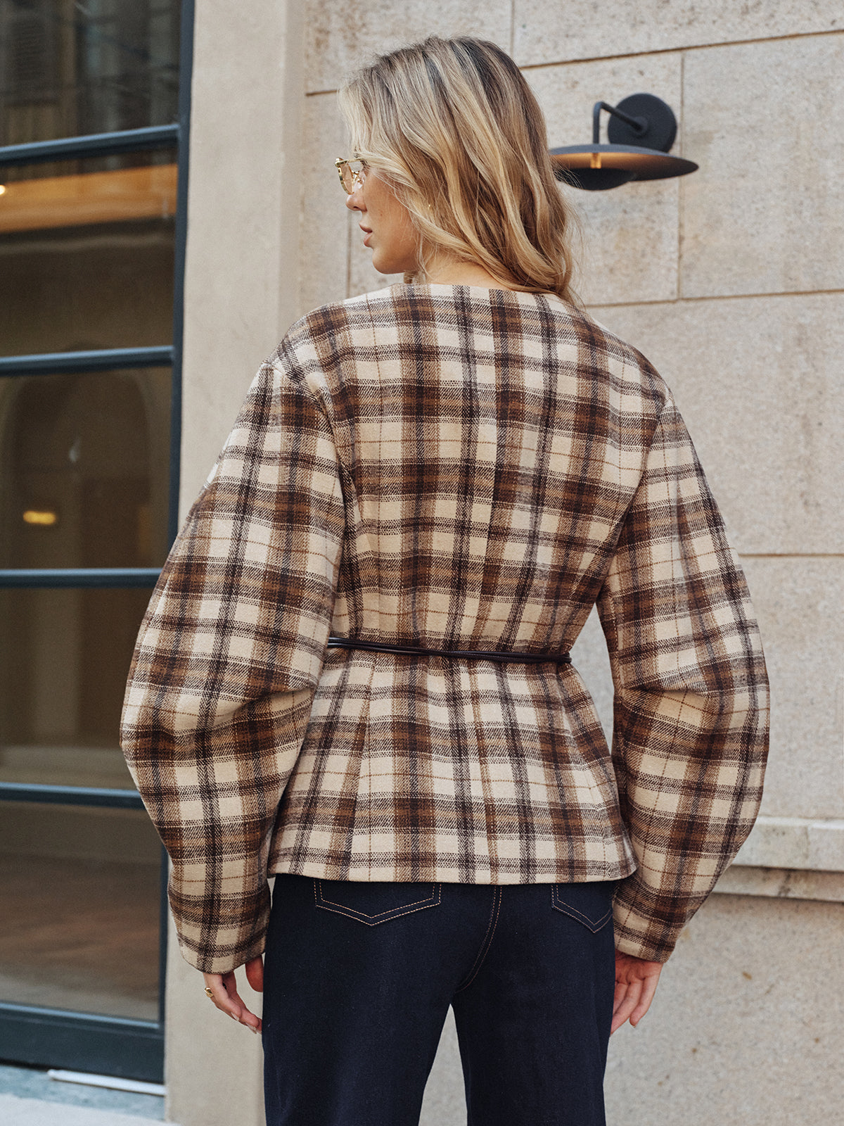 Manteau en tweed à carreaux ceinturé
