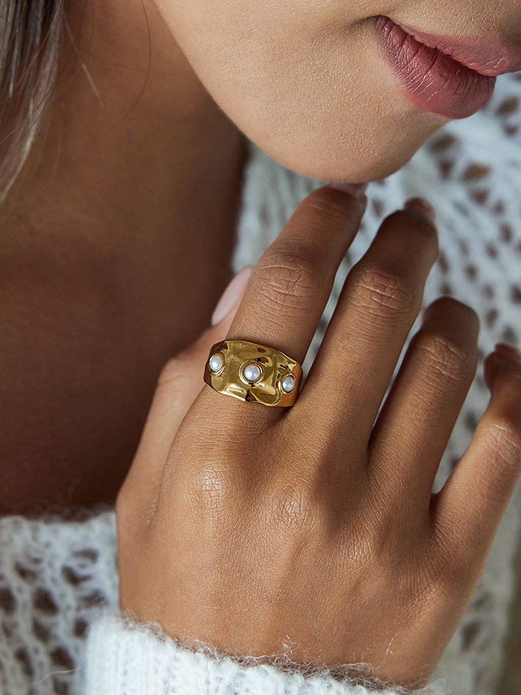 Perlenbesetzter Goldring