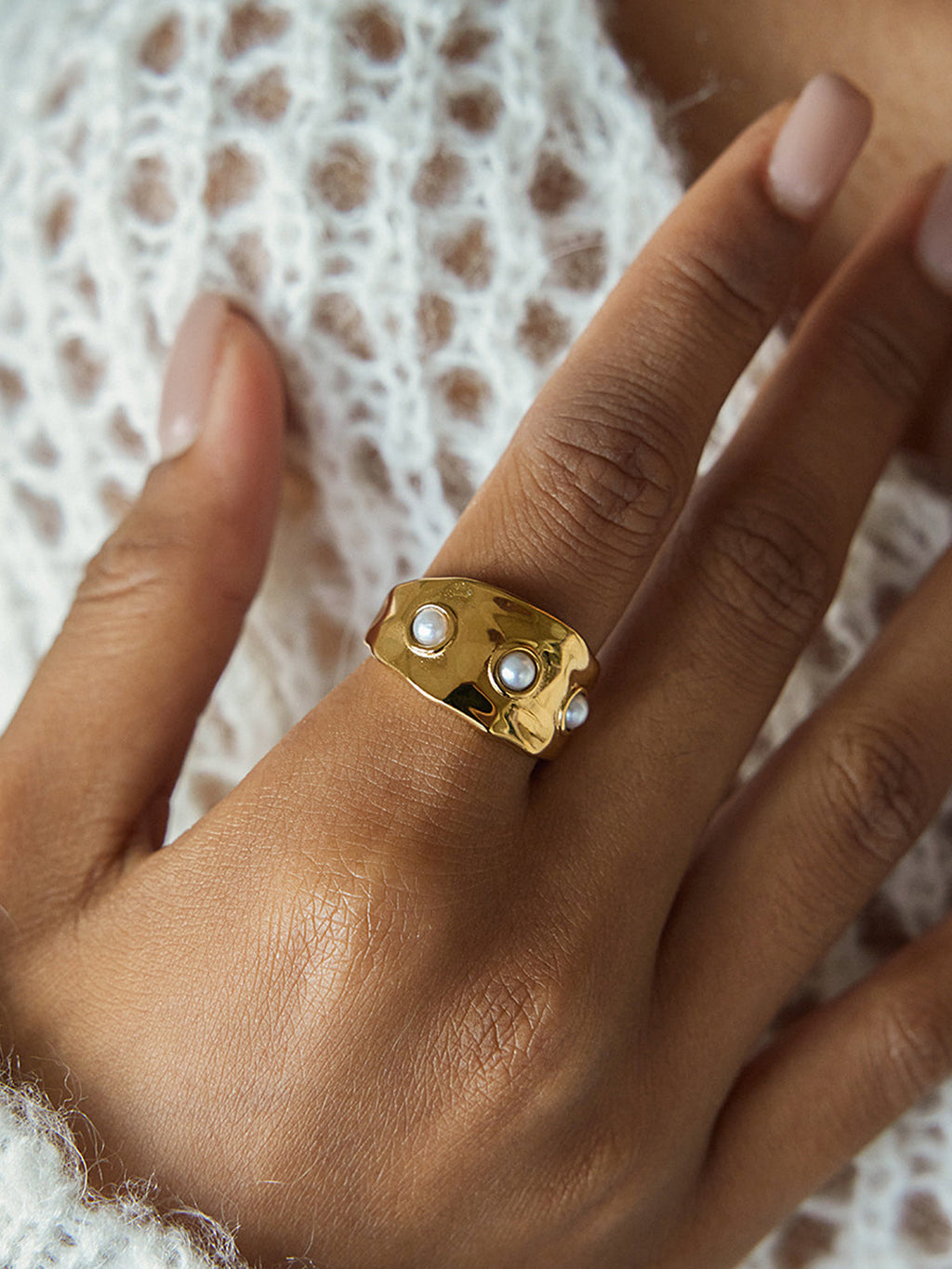 Perlenbesetzter Goldring