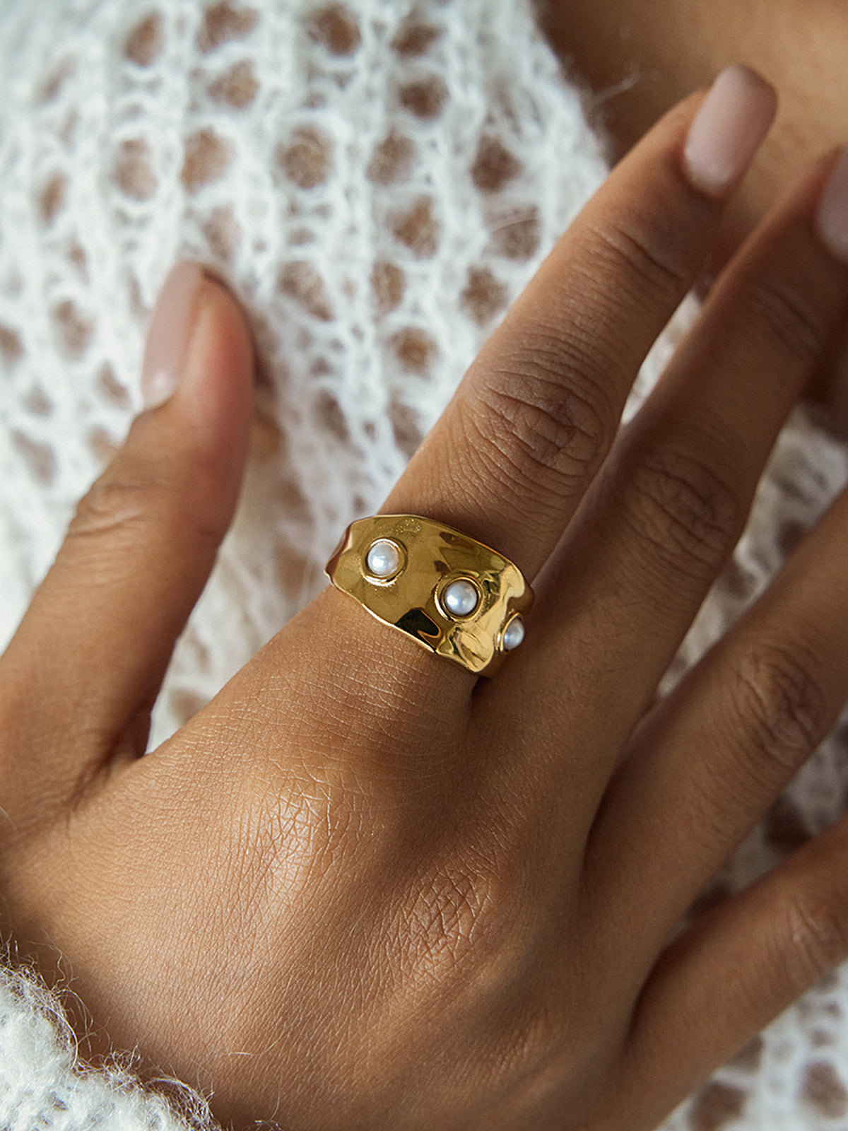 Bague dorée ornée de perles