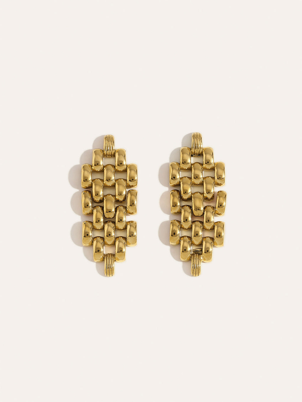 Goldene Ohrringe mit Kettengliedern