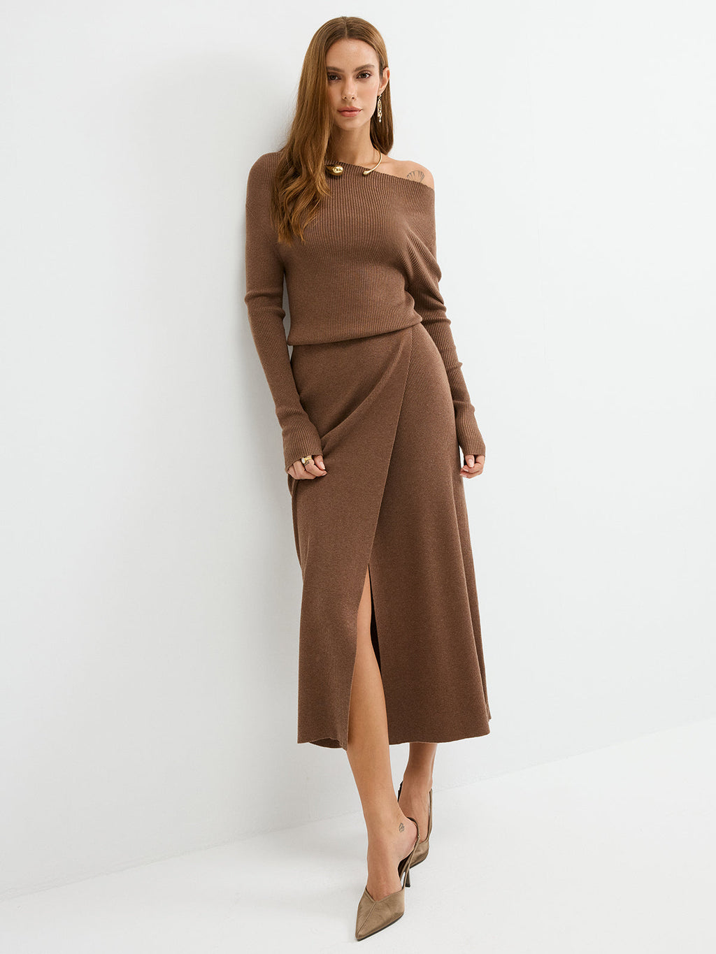 Maxikleid aus gerippter Wollmischung mit Carmenausschnitt
