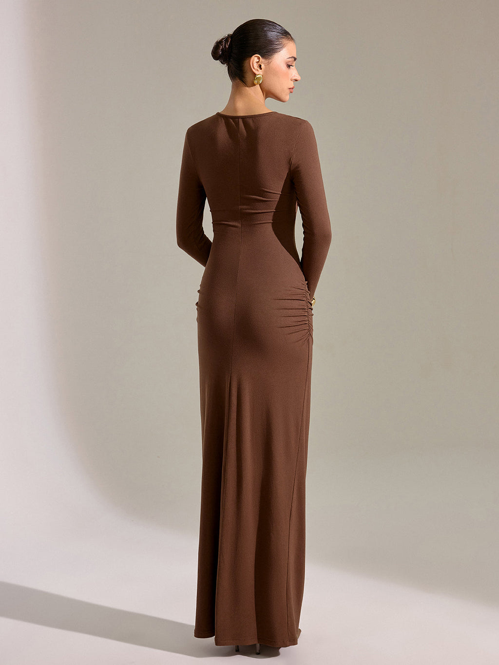 Maxikleid mit Metall-Detail, langen Ärmeln und Cut-Outs
