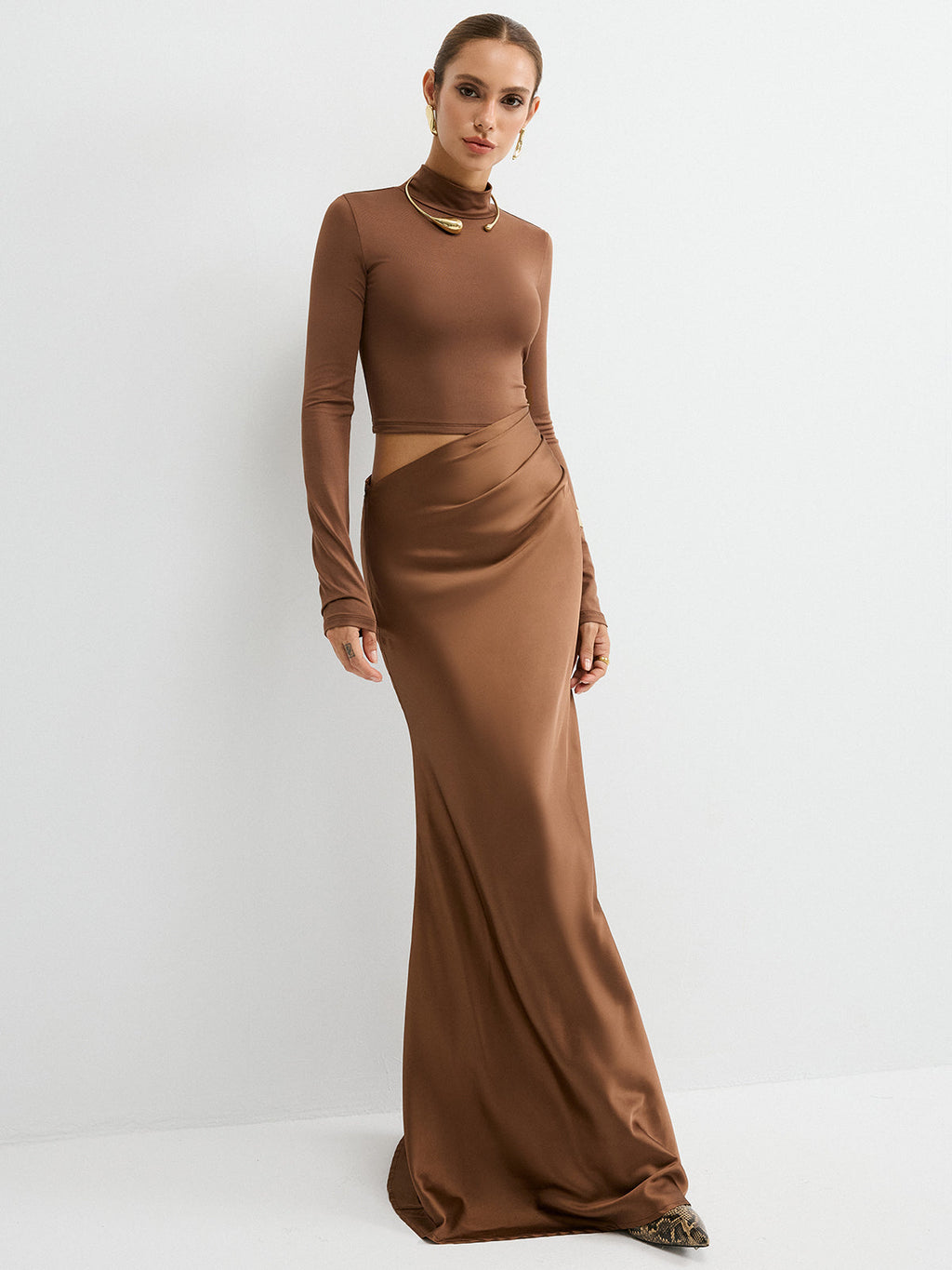 Maxikleid aus Satin mit Rollkragen und langen Ärmeln