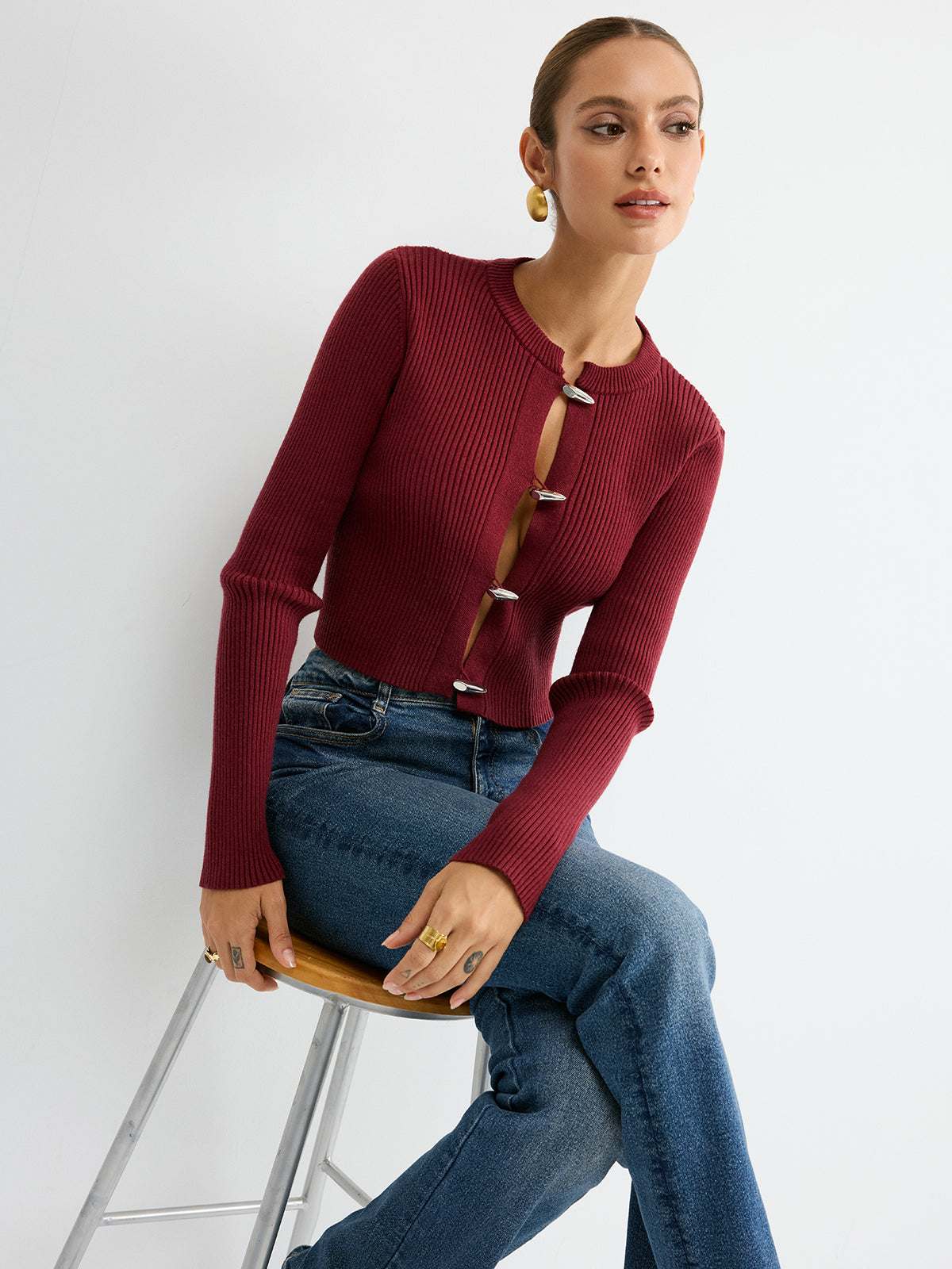 Gerippter figurbetonter Pullover mit Metallknöpfen