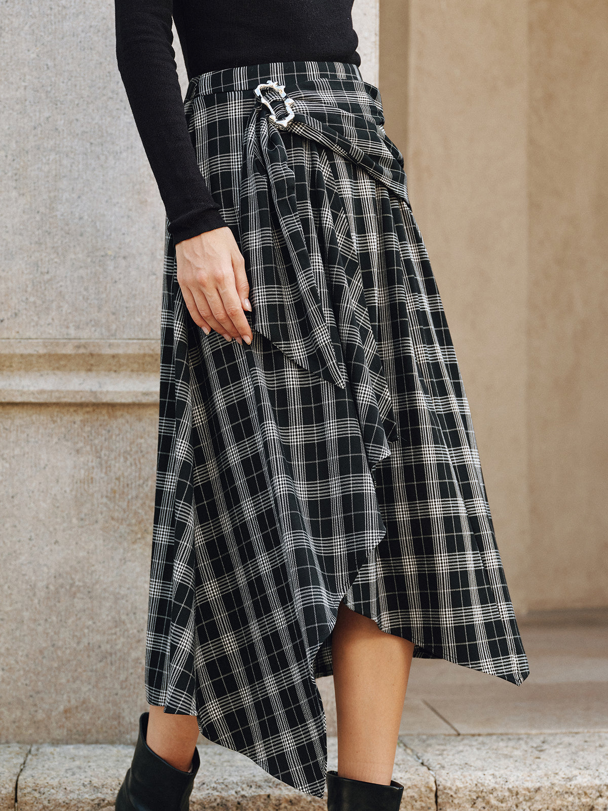 Jupe midi asymétrique à carreaux avec fente haute
