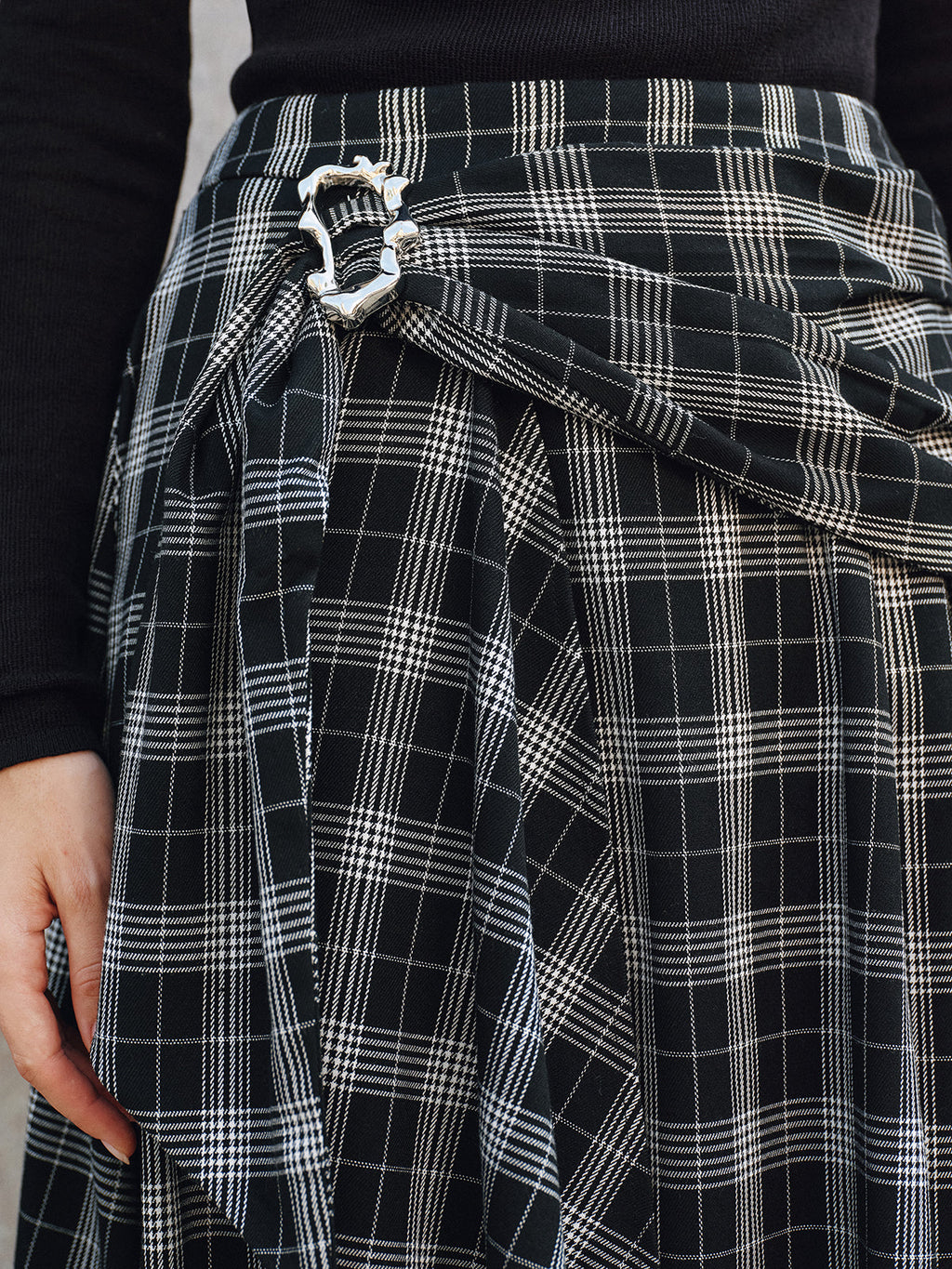 Jupe midi asymétrique à carreaux avec fente haute