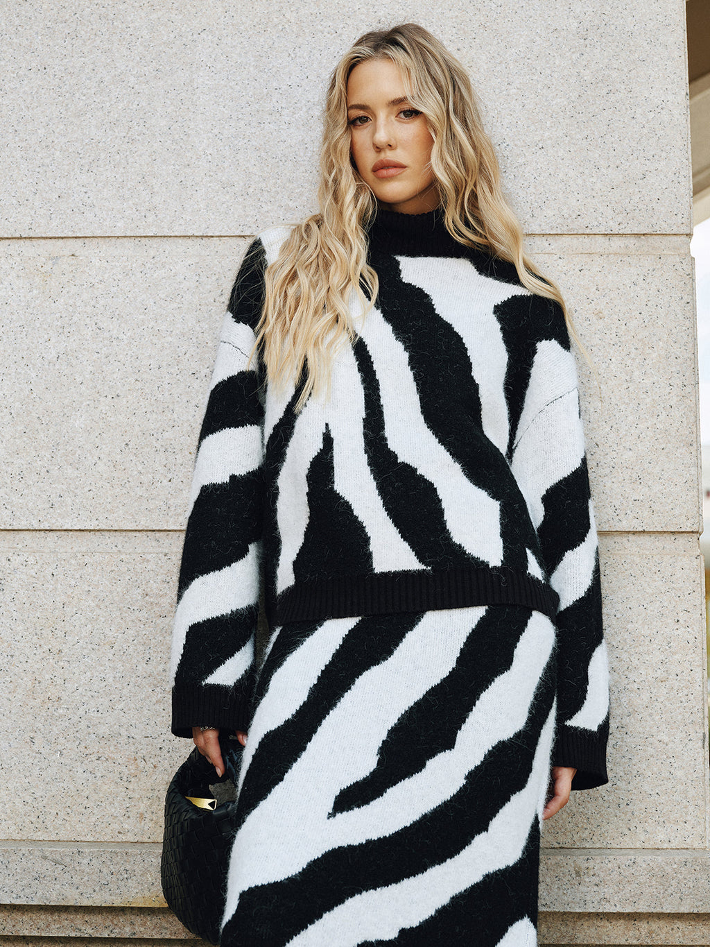 Rollkragenpullover aus Wollmischung mit Zebra-Print